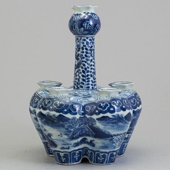 A Chinese blue and white porcelain tulip vase, Qing dynasty, Guangxu (1874-1908).