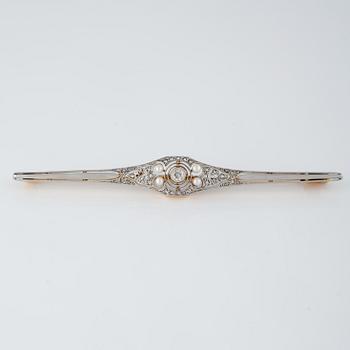BROSCH, 18K guld samt platina med odlade små pärlor samt fasettslipade diamanter, importstämplad. Vikt 6,2 gram.