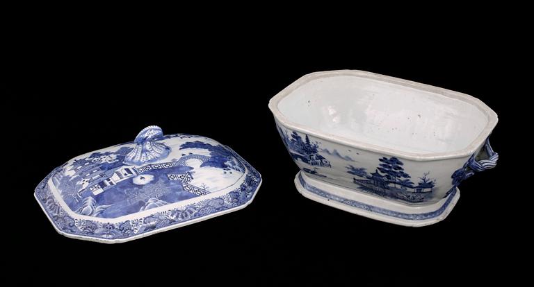 TERRIN, porslin, Jiaqing, Kina omkring år 1800.