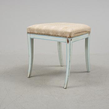 STOLAR, 2 st och TABURETT, en etikettmärkt med Stockholms stolmakareämbetes sigill. Empire, 1800-talets första hälft.