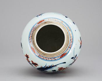 An imari jar. Qing dynasty, 18th century.