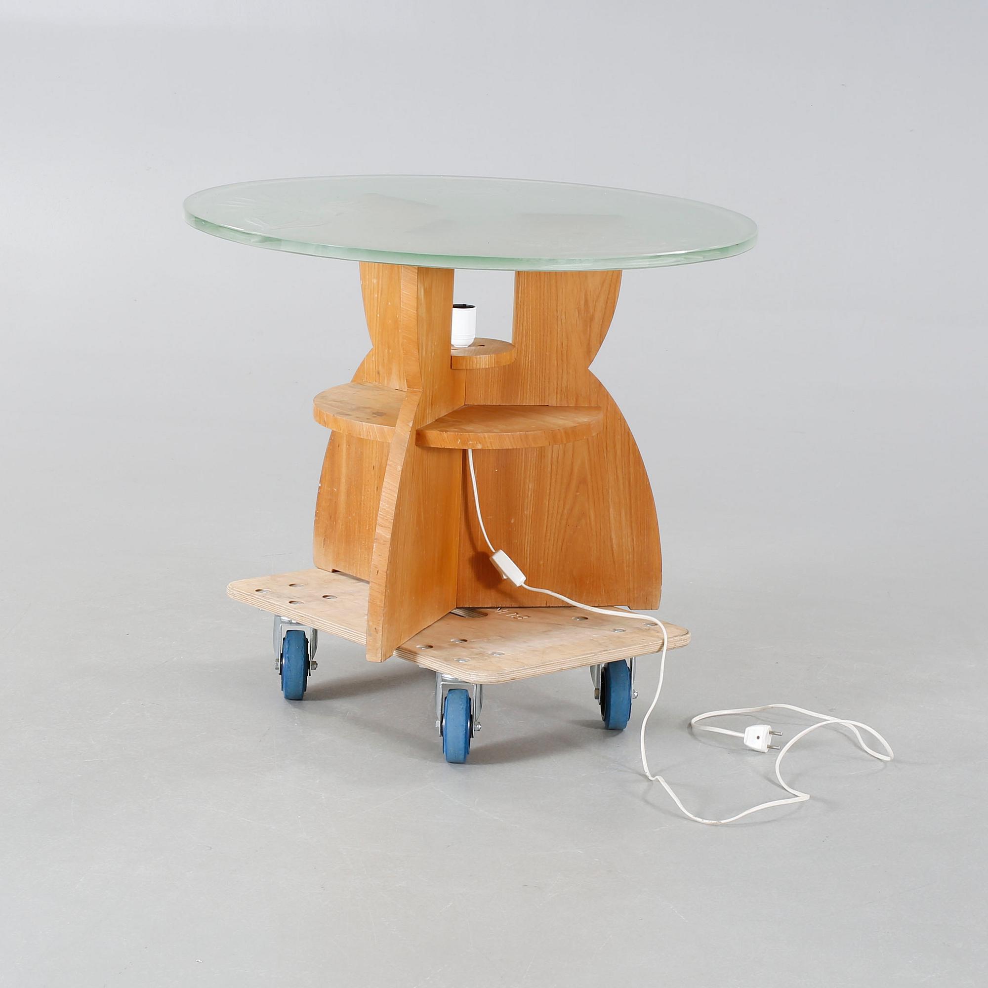 A 1940s table.