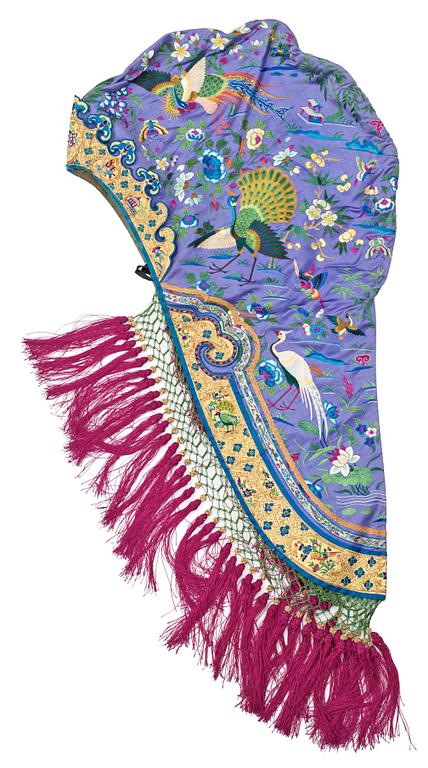 HEADDRESS, silk. Height 64,5 cm. China early 20th century.