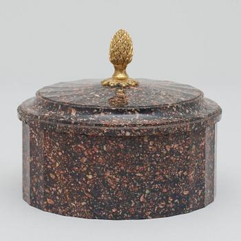 SMÖRASK MED LOCK. Älvdalen, 1800-talets början. Empire.