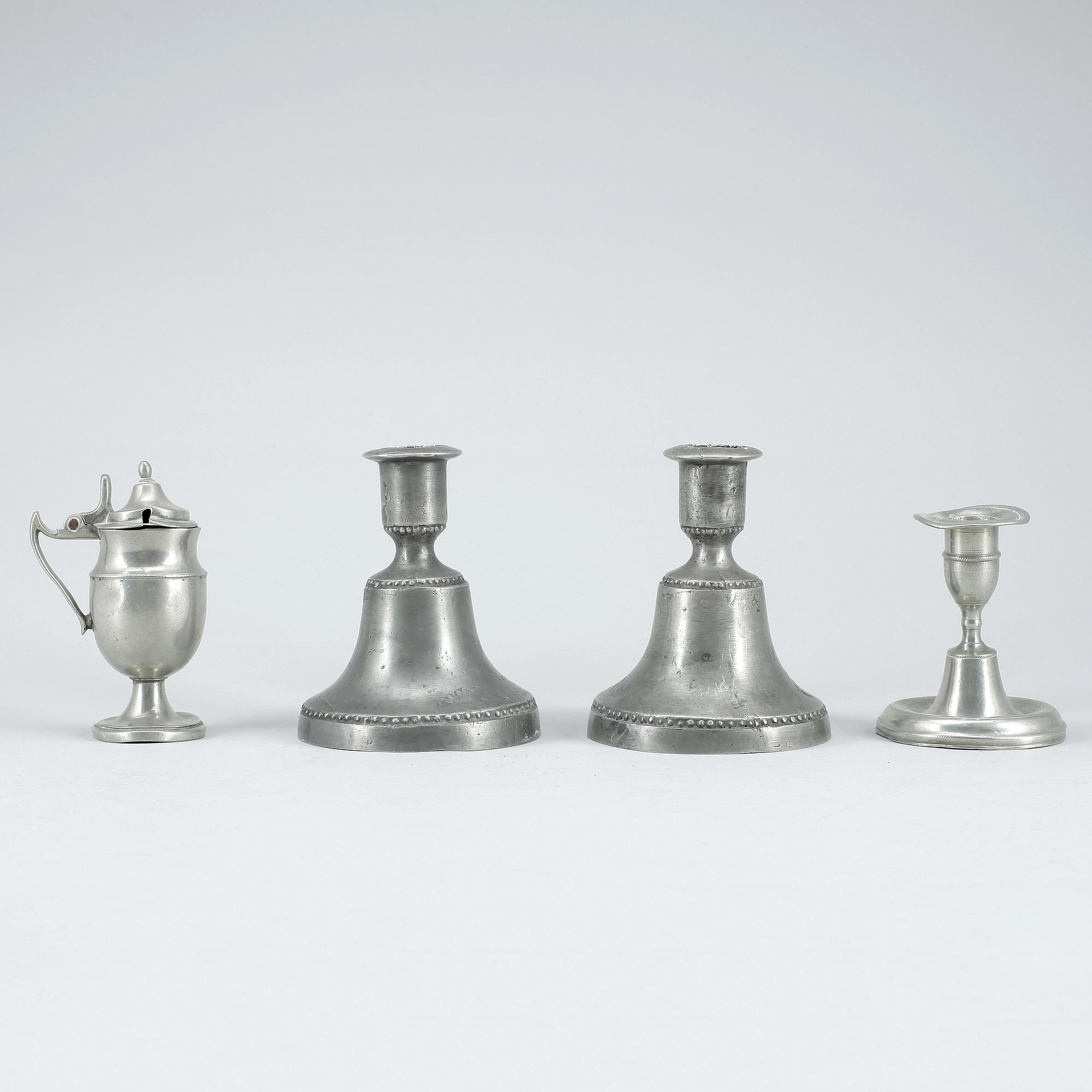 LJUSSTAKAR ett par, LJUSTAKE samt senapskanna, tenn, 1800-tal.