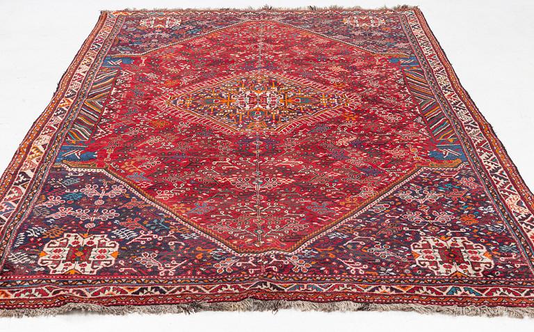 A carpet, Shiraz, ca 318 x 205 cm.