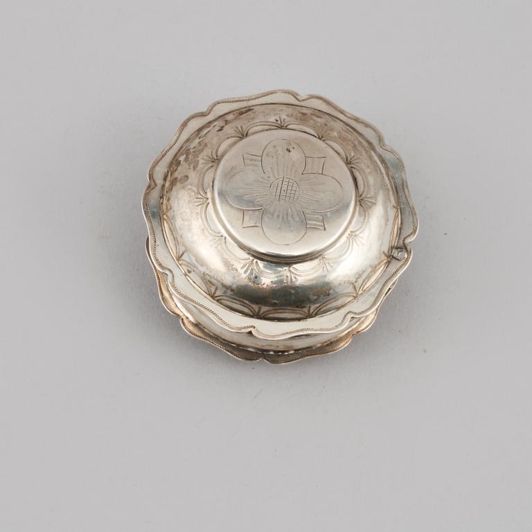 KYRKDOSA, silver, Johan Gustaf Enberg, Vänersborg, 1863, vikt 30 g.