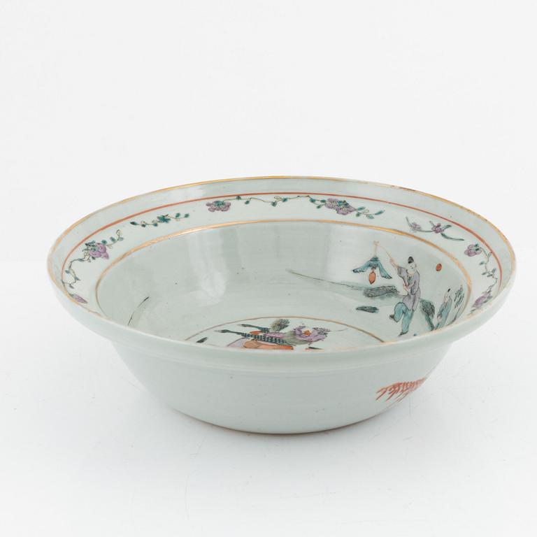 A porcelain basin, China, late Qing dynasty, around 1900.