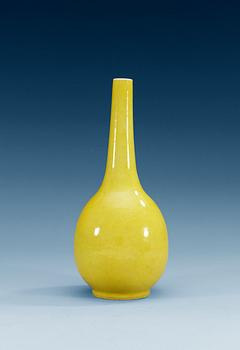 1558. A yellow glazed vase, late Qing dynasty (1644-1912).
