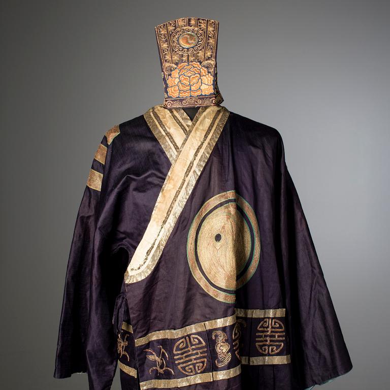 A purple silk taoist priest robe. Late Qing dynasty.