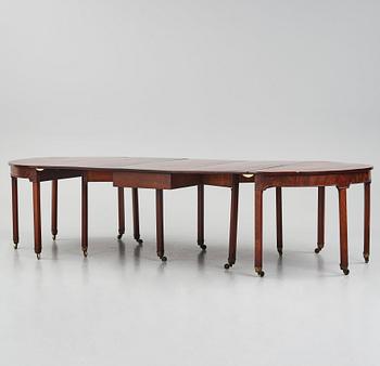 A George III late 18th century dinner table.
