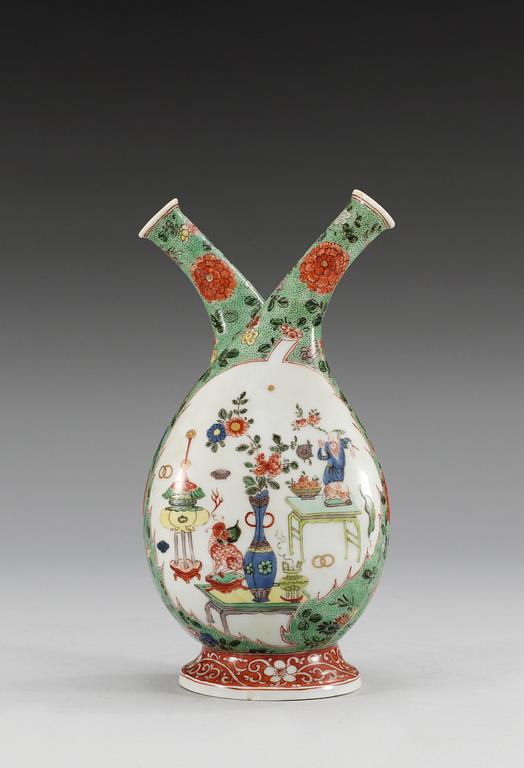 A famille verte oil and vinegar ewer, Qing dynasty (1644-1912).