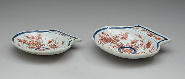 SMÖRSNÄCKOR, två stycken, porslin. Qing dynastin, Kangxi (1662-1722).