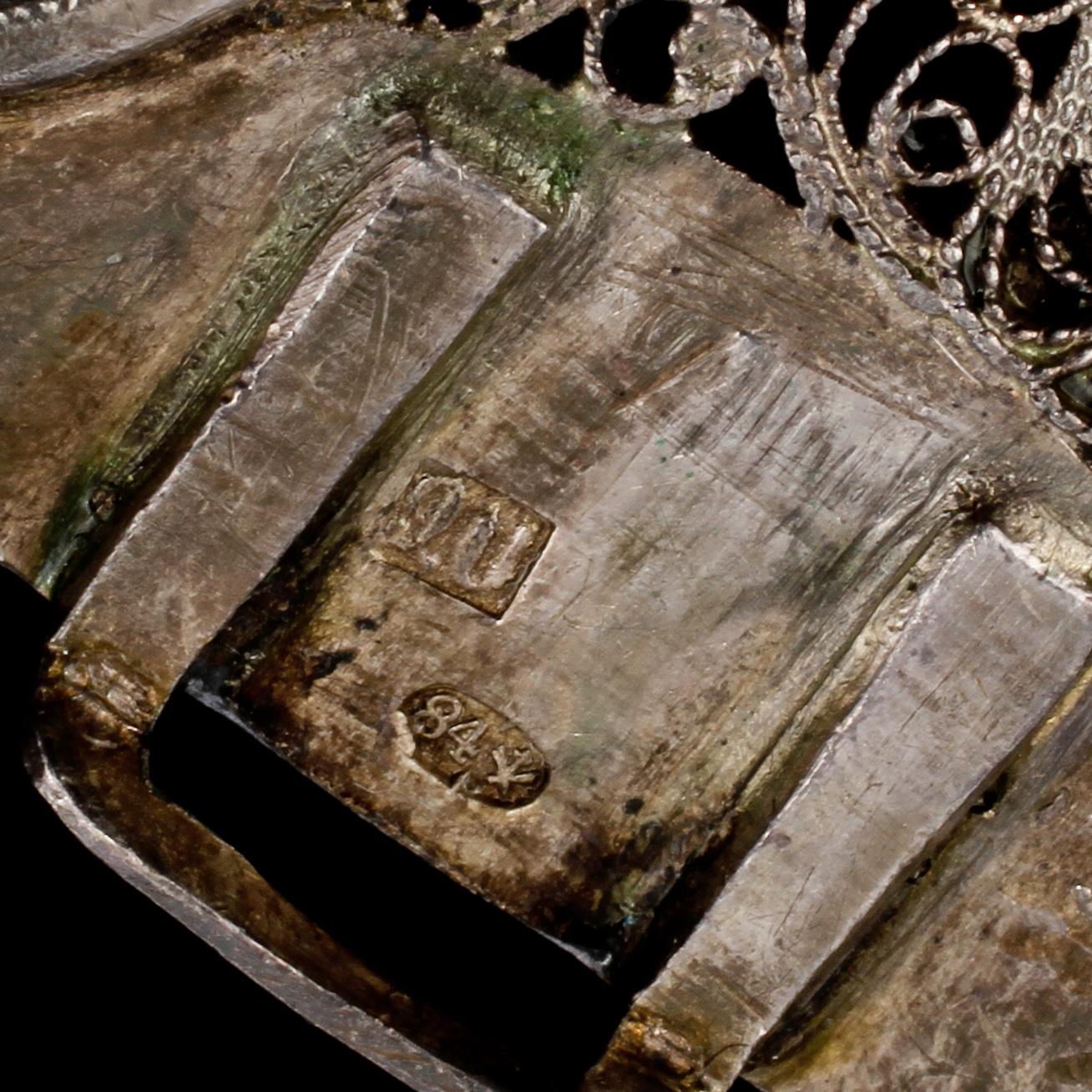 SPÄNNE, silver samt cabochonslipad turkos, Ryssland, 1900-talets början. Vikt 78 g.