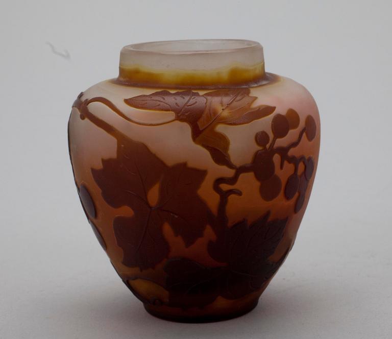VAS, glas, jugend, signerad Gallé, 1900-talets början. Signerad.