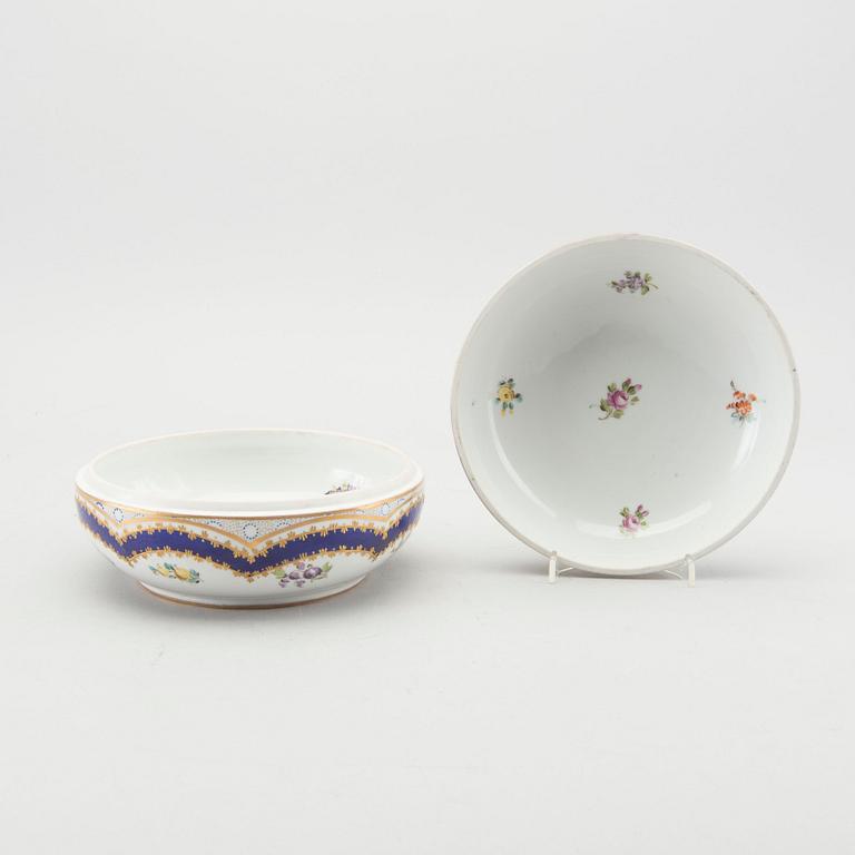 A Sèvres porcelain bowl whit cover 19th century.