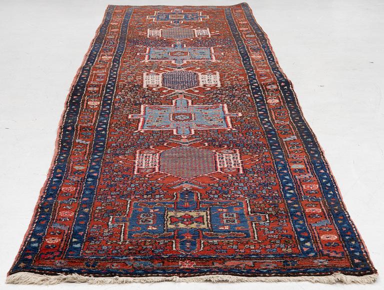 A runner carpet, 435 x 108 cm.