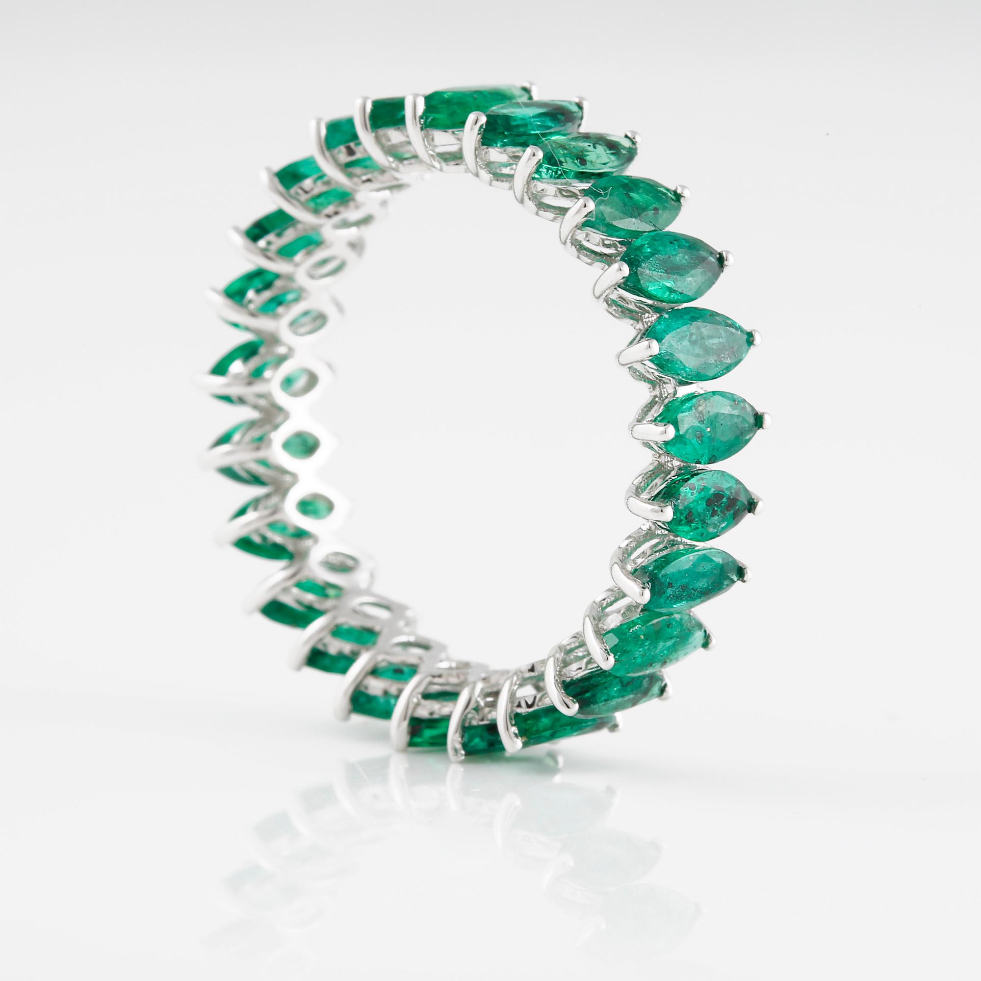 RING, 18K vitguld med navetteslipade smaragder ca 3.01 ct. Vikt 2,2 gram.