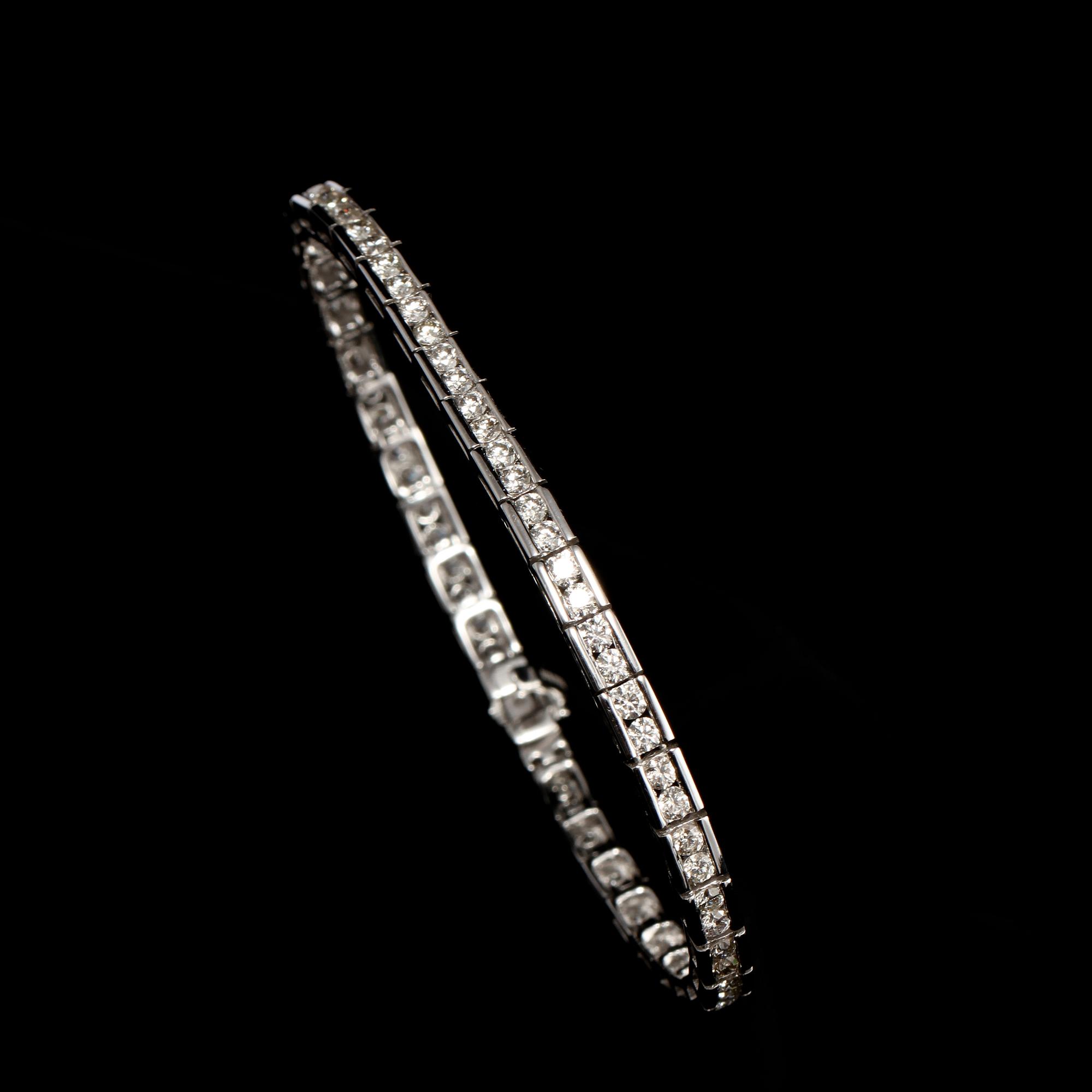 ARMBAND, 18k vitguld med 74 briljantslipade diamanter, totalt 3.86 ct. Vikt 17 g.