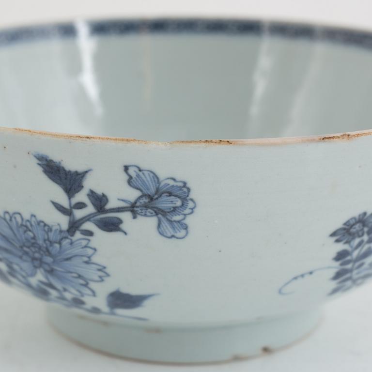 A Chinese blue and white porcelain bowl, Qing dynasty, Qianlong (1736-95).