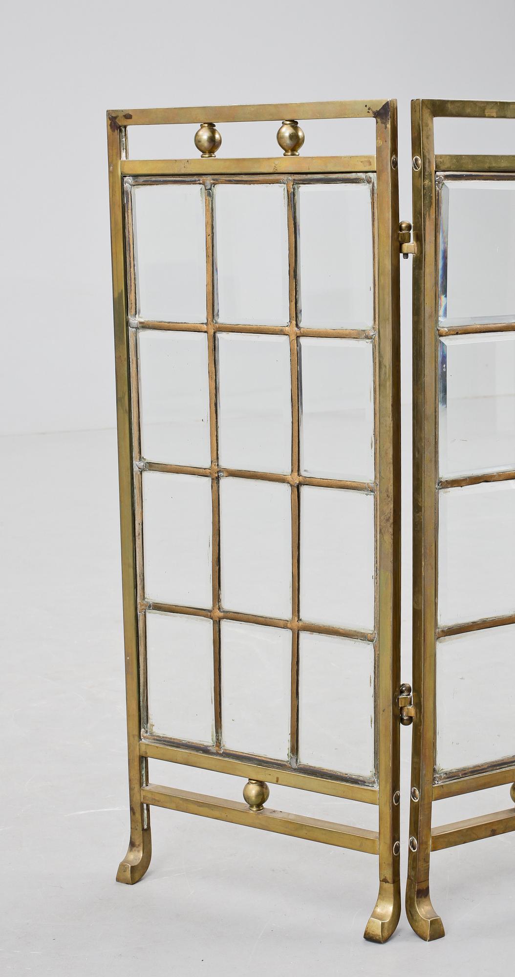 ELDSKÄRM, mässing, glas, senjugend 1910-tal.