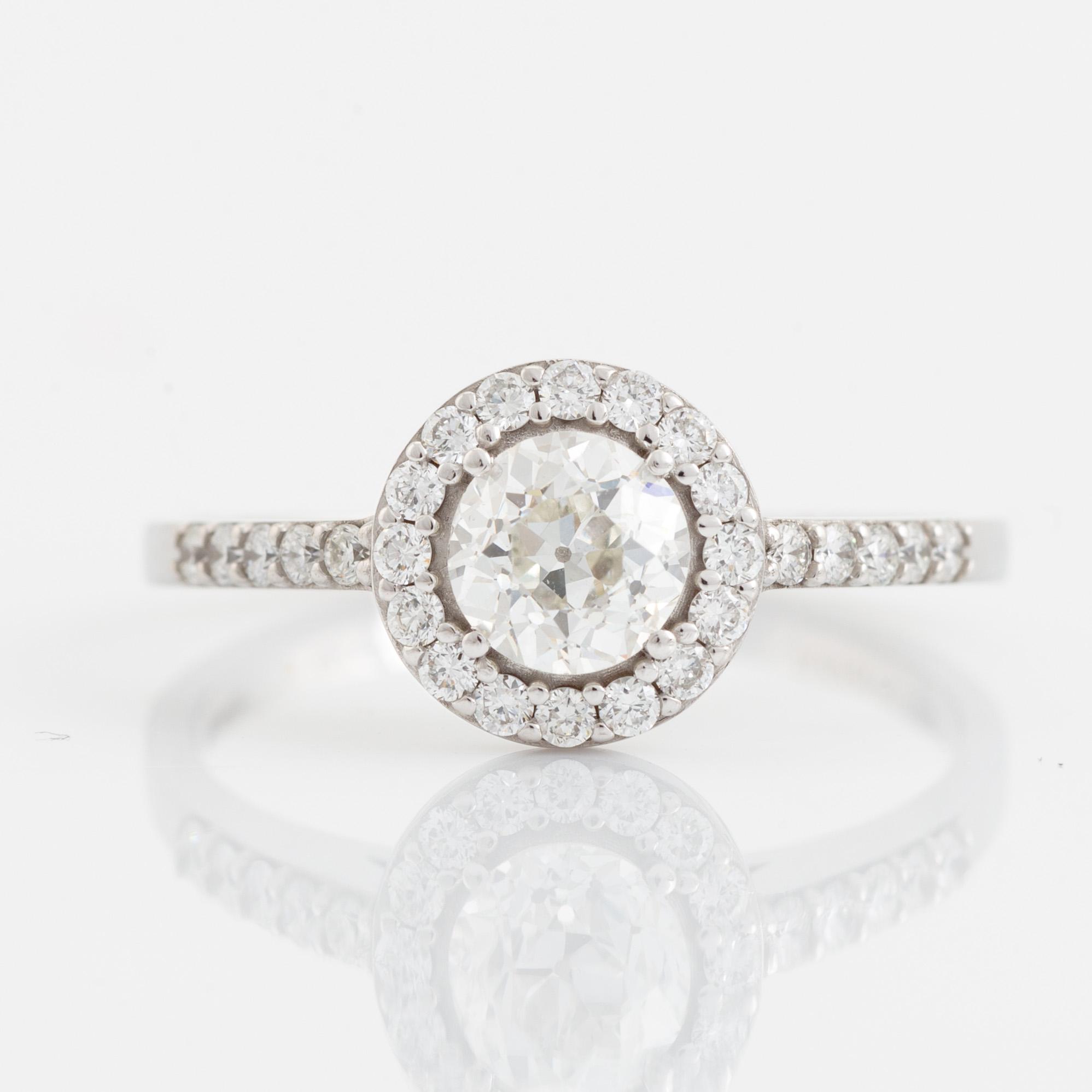 Ring med gammalslipad diamant och briljantslipade diamanter.