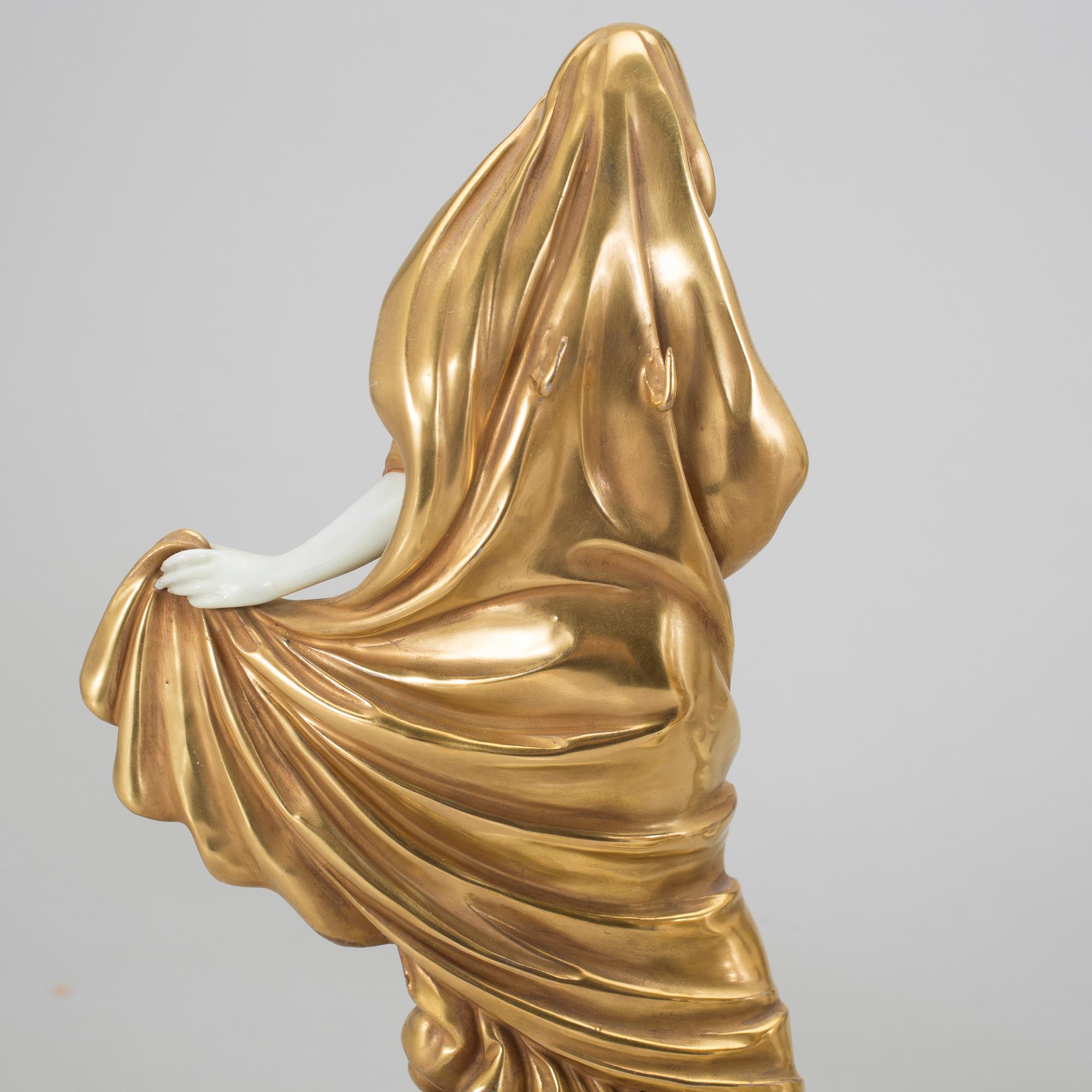 FIGURINER, 5 stycken, porslin, med neapelliknande märke. Sannolikt Italien. 1900-tal.