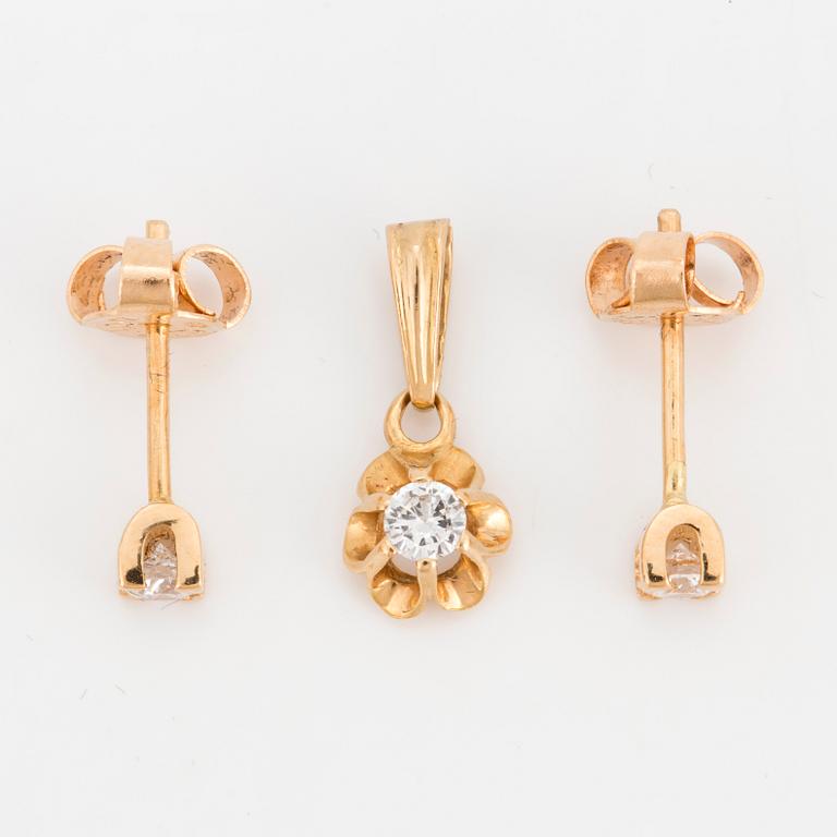 DIAMOND STUDS AND PENDANT, 18 carat gold.