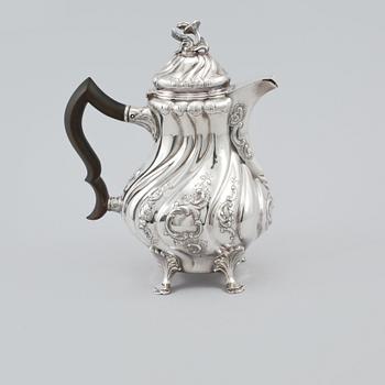 KAFFEKANNA, silver, rokokostil, C G Hallberg, Stockholm, 1942, vikt 751 gram.