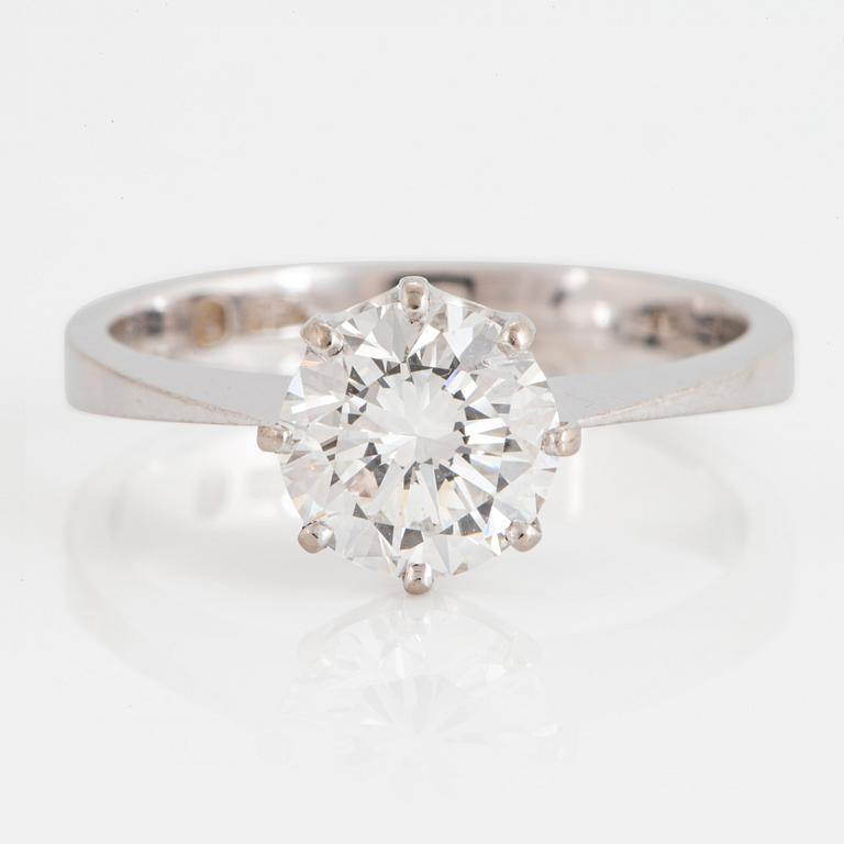 Ring 18K vitguld med en rund briljantslipad diamant ca 1.50 ct.