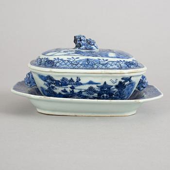 A blue and white butter tureen with cover and stand, Qing dynasty, Qianlong (1736-95).