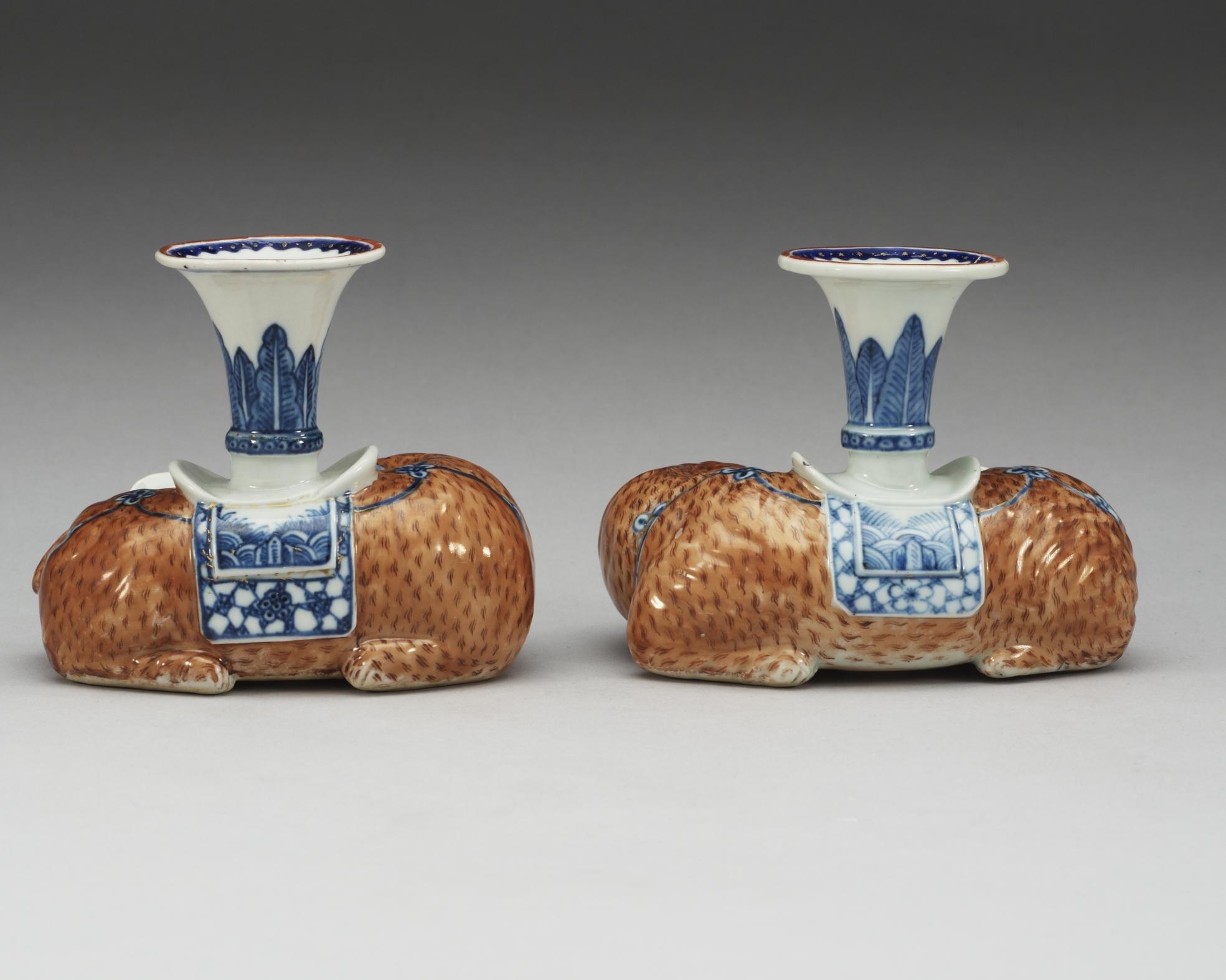LJUSSTAKAR, ett par, kompaniporslin. Qing dynastin, Qianlong (1736-95).