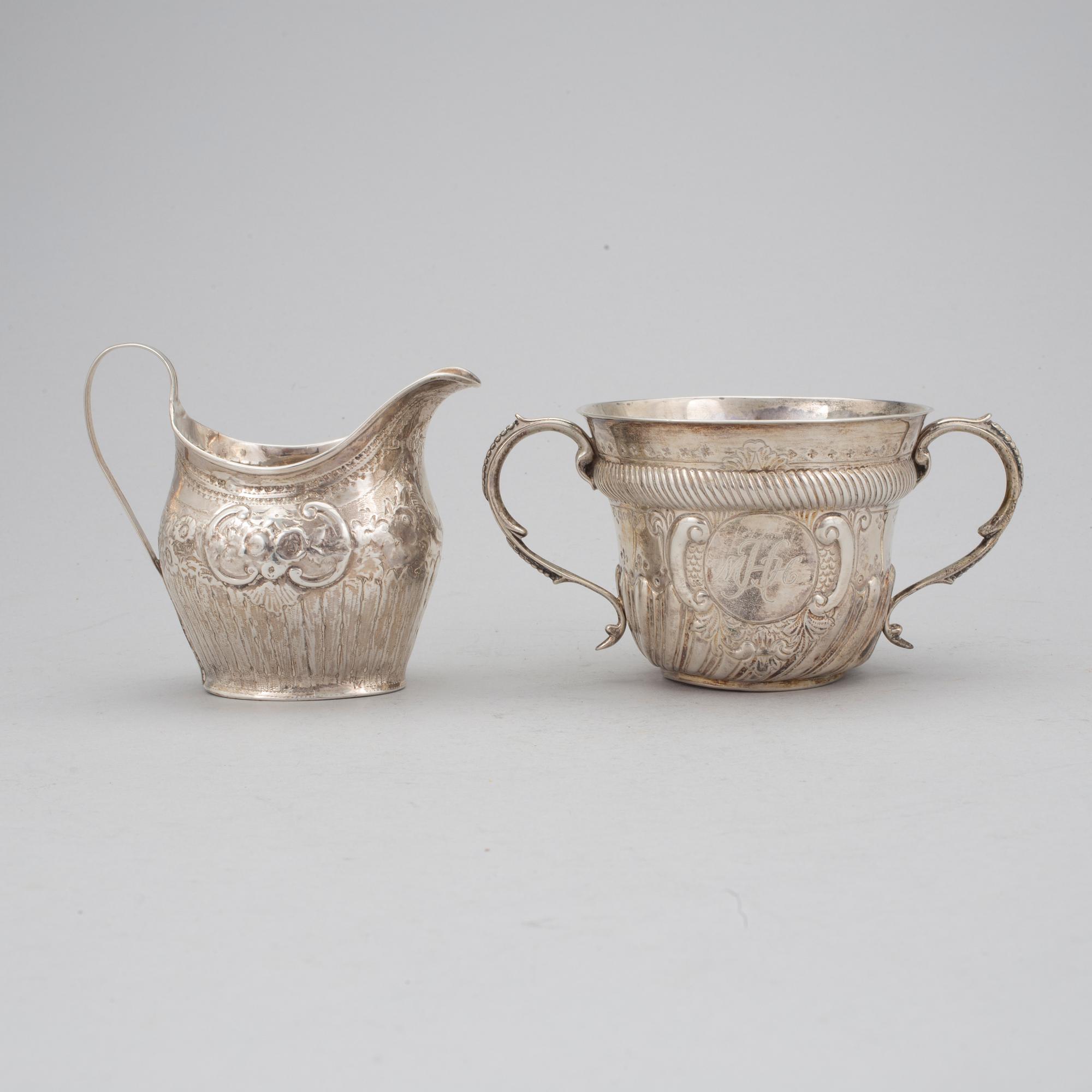 A SILVER LOVING CUP AND CREAMJUG, London 1804 och 1889. Weight ca 272 g.