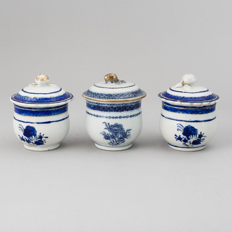 BRICKA med CREMEKOPPAR med LOCK, 11 stycken, kompaniporslin. Qingdynastin, Jiaqing (1796-1820).