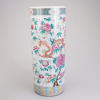 A large famille rose umbrella stand, late Qing dynasty, circa 1900.