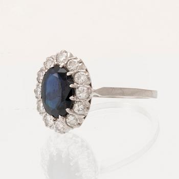 Ring 18K vitguld med oval fasetterad safir samt runda briljantslipade diamanter, Carl Hoff Helsingborg 1973.