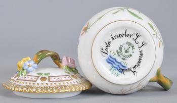 CREMEKOPPAR MED LOCK OCH FAT, 2 st, 
porslin, "Flora Danica" Royal Copenhagen, Danmark.