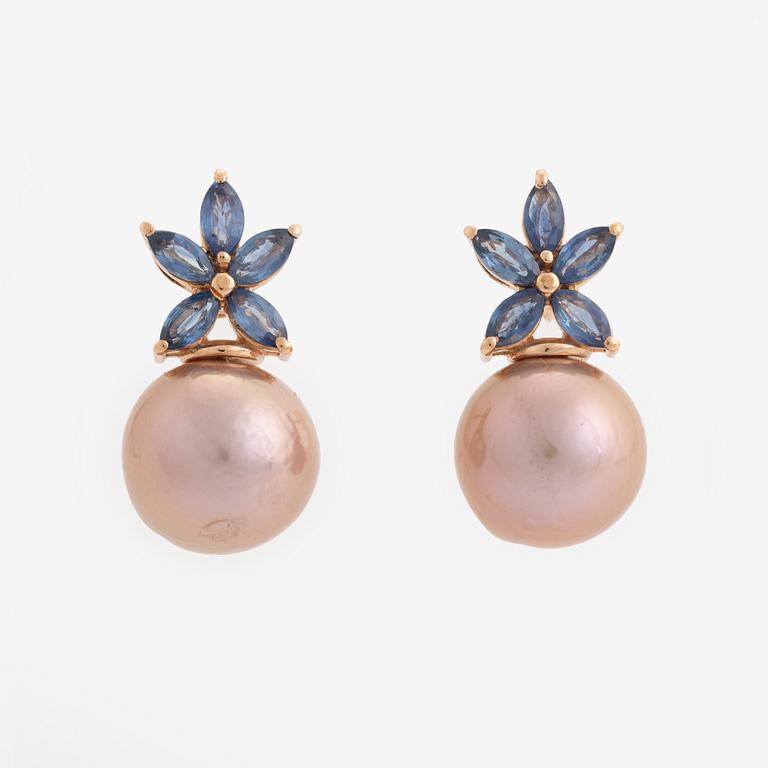 Ett par pärlörhängen med rosa sötvattenspärlor och safirer.