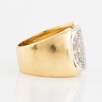 Ring, guld med briljantslipade diamanter.