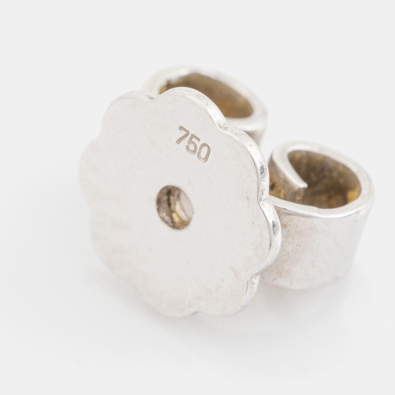 Örhängen med briljantslipade diamanter.