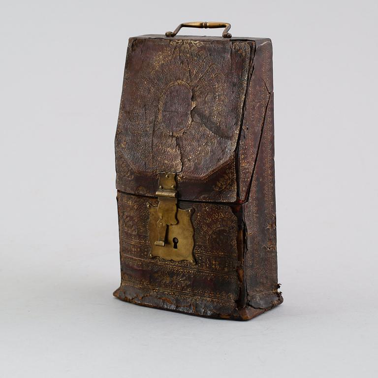 SKRIVBORDSETUI, läder, 1800-tal.