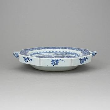 VÄRMETALLRIK, porslin, Qianlong, Kina 1700-tal.