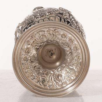 A silver lided vase, Louis XVI style, 20th century.