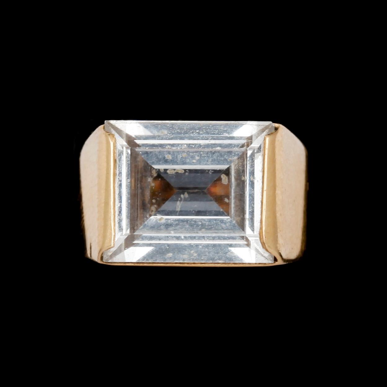 RING, 18k guld med bergkristall. Segir AB, Köping, 1964. Vikt 5,3 g.