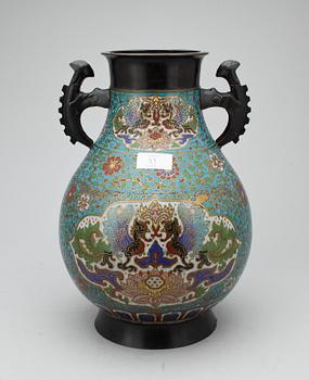 URNA, cloisonne, Japan samt VAS, porslin, Kina, 1900-tal.