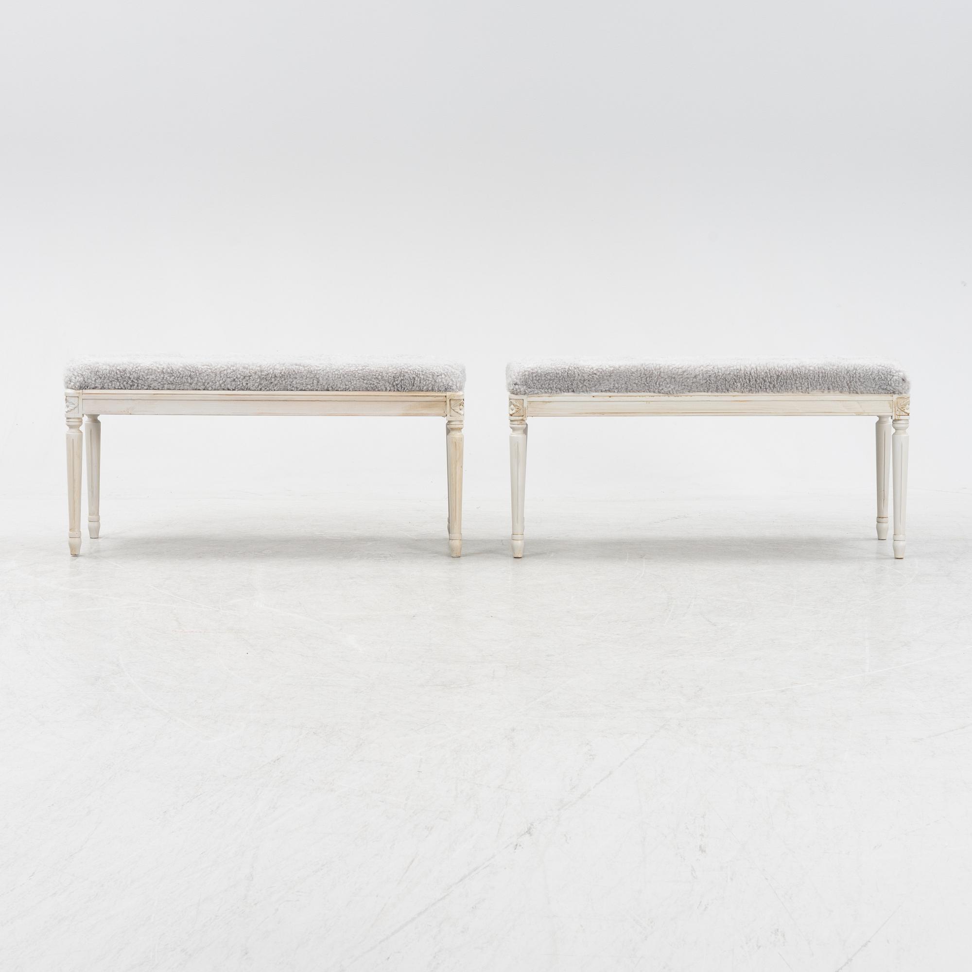 Bänkar, ett par, gustaviansk stil, sent 1900-tal.