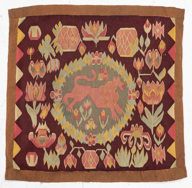 Jynne, "Rött Lejon", flamskväv, 54 x50 cm, sydvästra Skåne, tidigt 1900-tal.