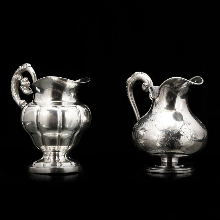 GRÄDDKANNOR, 2st, silver, Gustaf Möllenborg, Stockholm varav en 1840. Vikt ca274g.