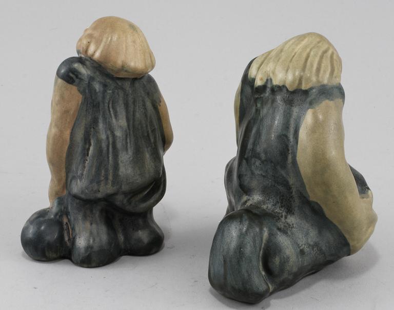 FIGURINER, 2 st, stengods, Åke Holm, signerade, 1900-talets andra hälft.