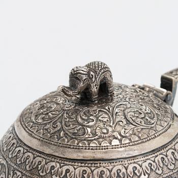 Tekanna och mjölkkanna, österländskt silver, sannolikt Indien, kring 1900.